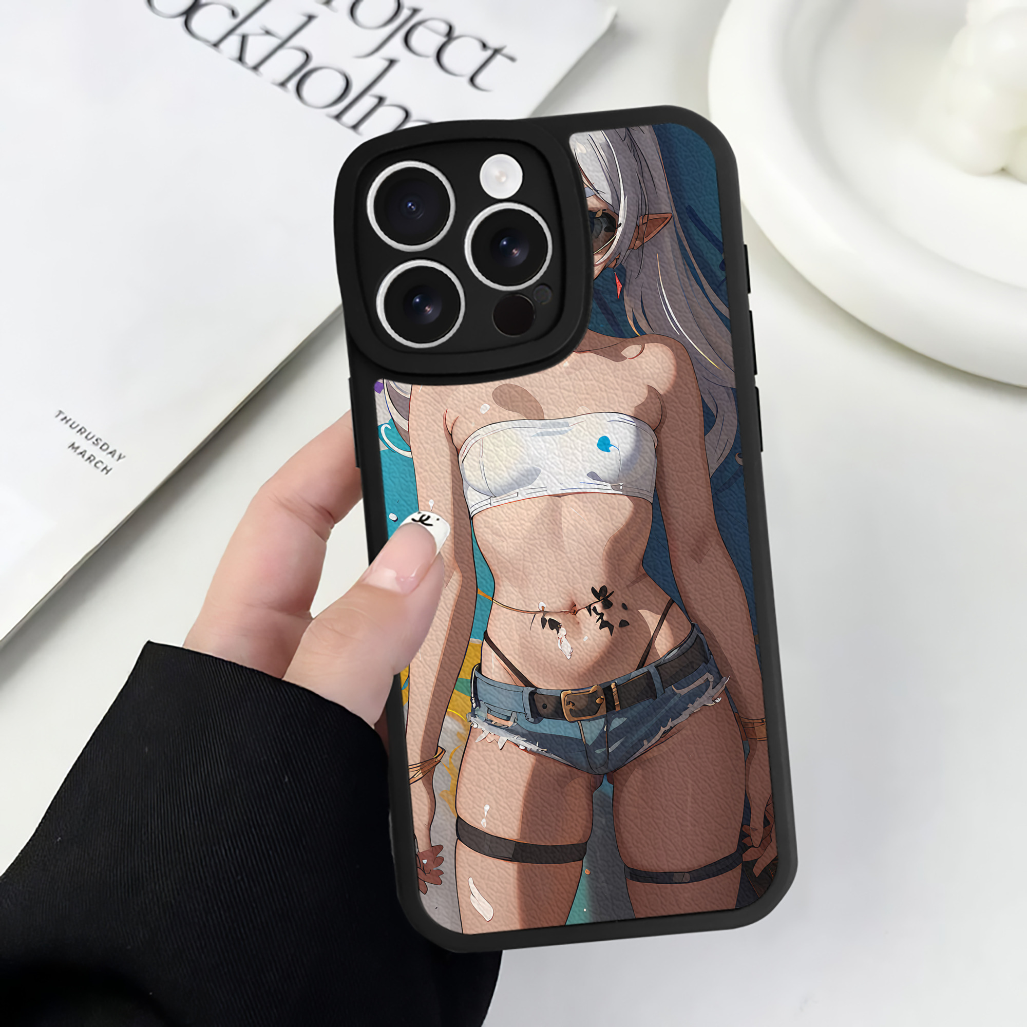 （画像用） 葬送のフリーレン Frieren 【iPhone 16シリーズ対応】シリコンスマホケース（レザー調） 材質：シリコン